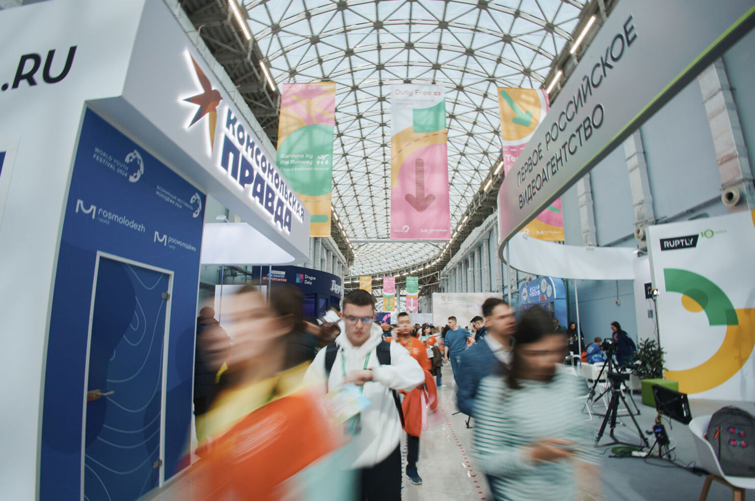 Пресс-подход участников открытия фотовыставки «Физики и лирики»