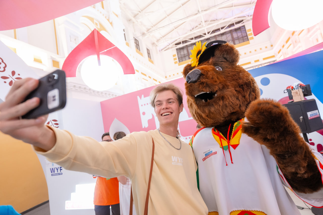 Participants at the World Youth Festival Assembly set a record for hugs at the booth “Russia – Country of Opportunities”